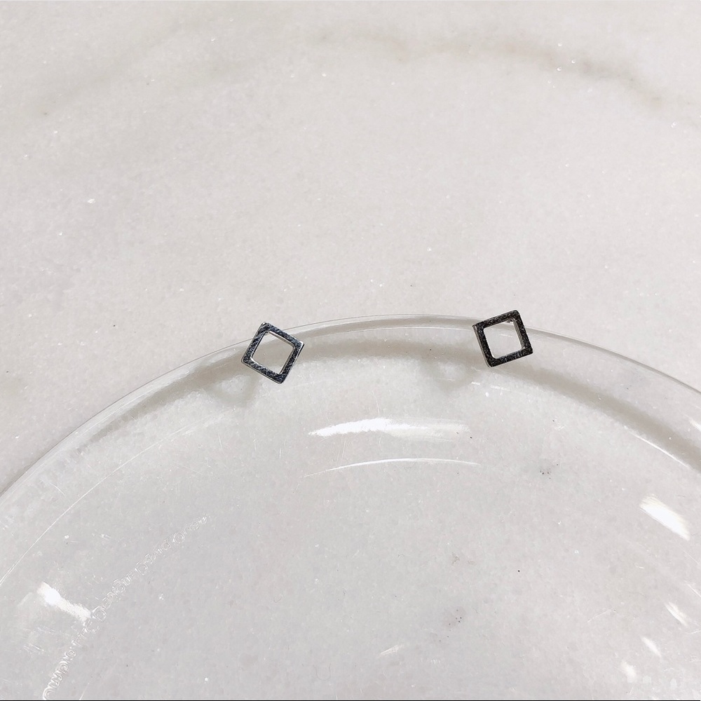 Geometric stud earrings 🔲